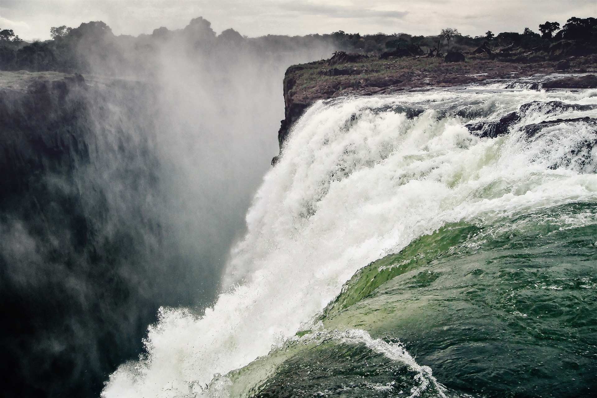 A Complete Guide to Victoria Falls: Adventure, Nature, and Local Insights